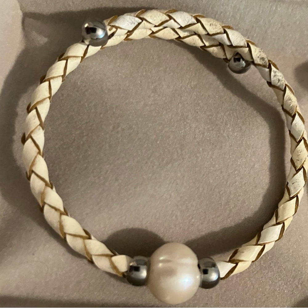 Genuine new big pearl and leather bracelet in box